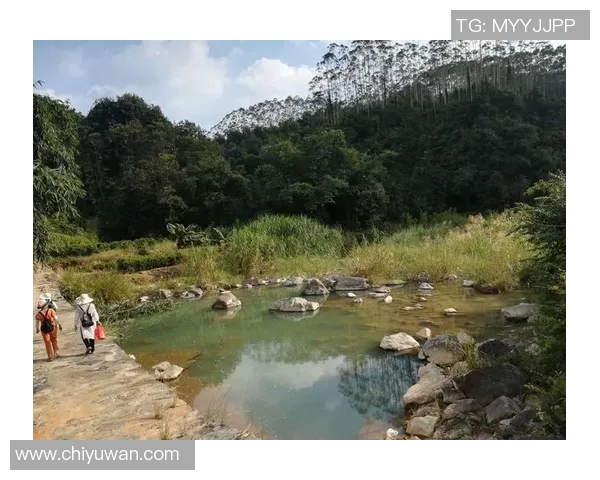 男足球星挑战时尚极限为自己做美甲引热议成为焦点人物