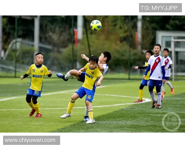 足球球星与萌娃互动温馨瞬间展现亲子情深与运动魅力